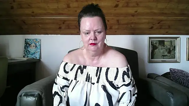 Snapshot of TiffanyMature chatting on July 4, 8:21 am TiffanyMature online show from July 4, 8:21 am