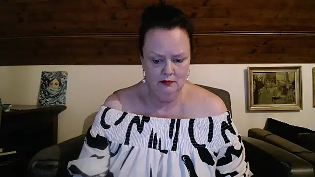 Snapshot of TiffanyMature chatting on June 12, 7:11 pm TiffanyMature online show from June 12, 7:11 pm