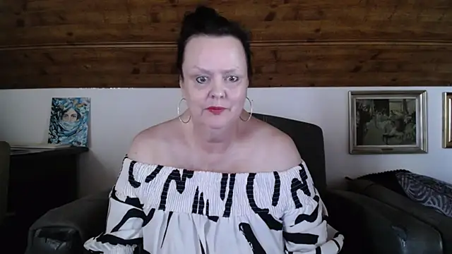 Snapshot of TiffanyMature chatting on July 9, 2:16 pm TiffanyMature online show from July 9, 2:16 pm