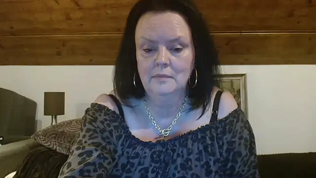Snapshot of TiffanyMature chatting on October 2, 9:40 pm TiffanyMature online show from October 2, 9:40 pm