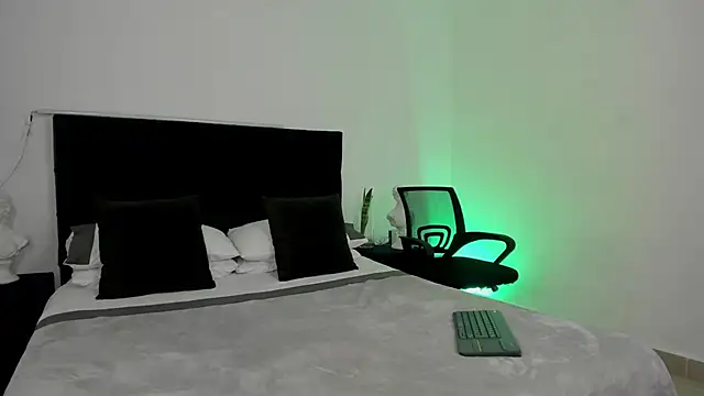 Snapshot of AlexanderHall chatting on October 31, 12:18 am AlexanderHall online show from October 31, 12:18 am