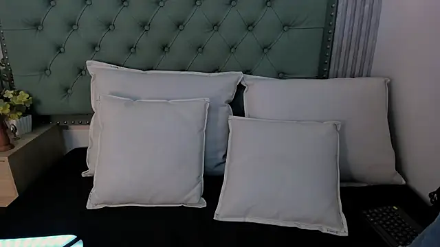 ValeriaJulio  online show from November 12, 7:18 pm