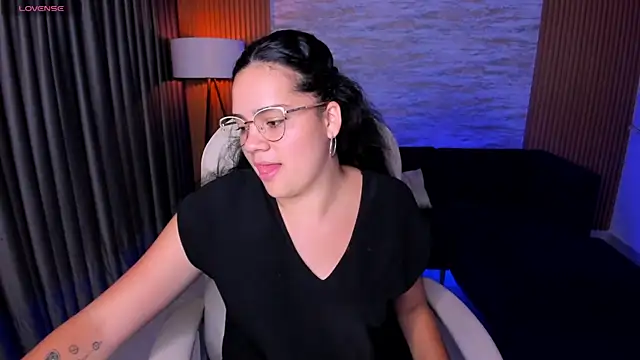 Snapshot of karlie_small chatting on July 18, 3:26 am karlie small online show from July 18, 3:26 am
