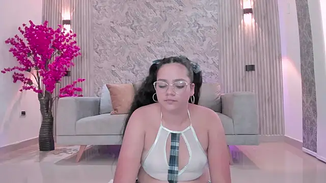 karlie small online show from February 12, 7:35 pm