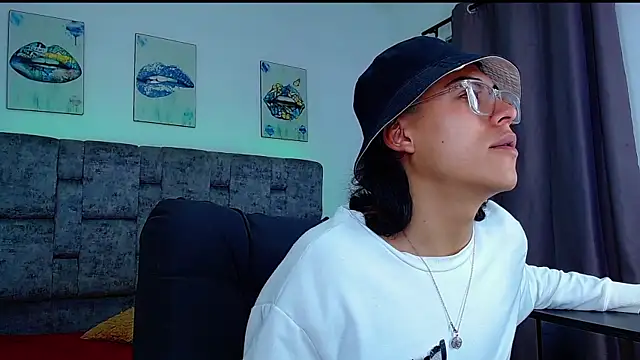 Snapshot of dirty_model chatting on October 13, 2:02 am dirty model online show from October 13, 2:02 am