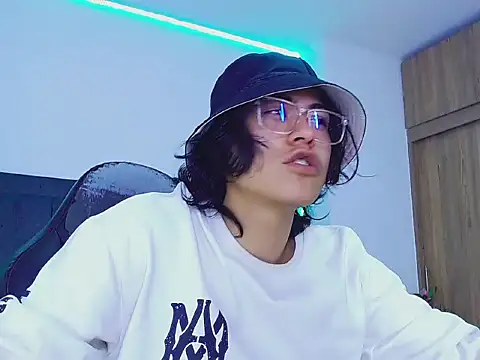 Snapshot of dirty_model chatting on October 19, 8:50 am dirty model online show from October 19, 8:50 am