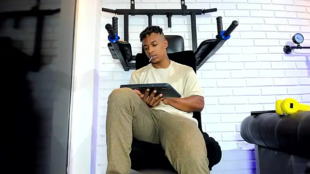 ItaloMoore online show from April 4, 7:53 pm