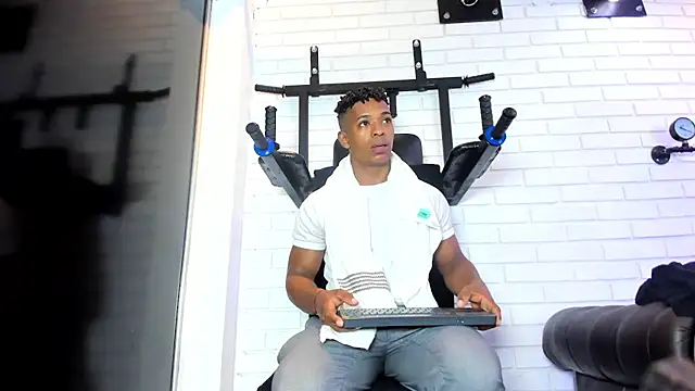 ItaloMoore online show from March 6, 11:27 am