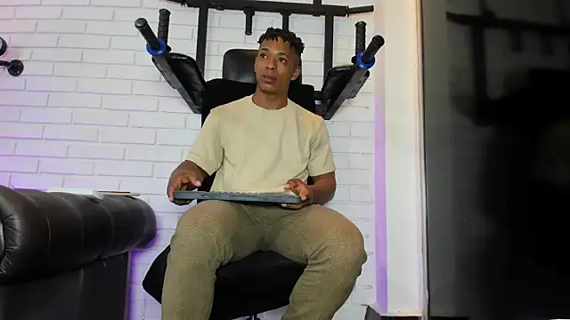 ItaloMoore online show from March 22, 11:45 am