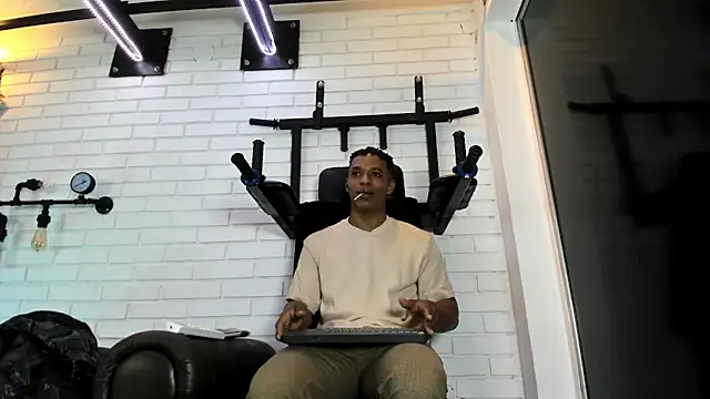 ItaloMoore online show from December 19, 11:23 am