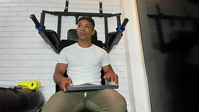 ItaloMoore online show from March 25, 11:42 am