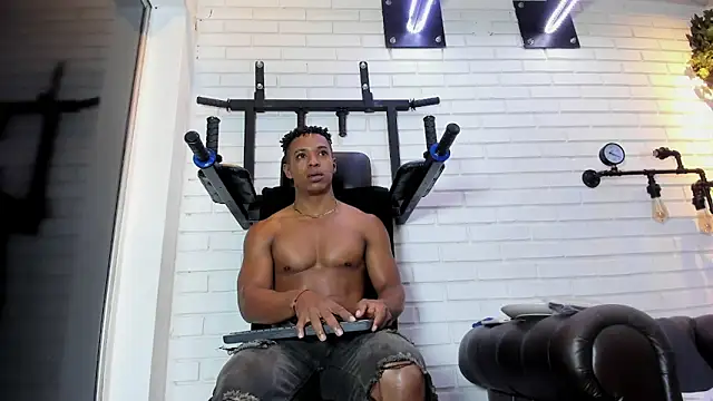 ItaloMoore online show from February 1, 11:30 am