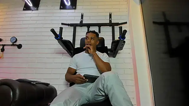 ItaloMoore online show from November 27, 11:21 am