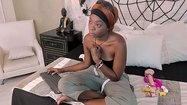 Snapshot of OliviaGarciaa chatting on October 12, 8:32 pm OliviaGarciaa online show from October 12, 8:32 pm