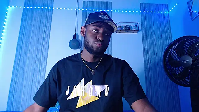 Snapshot of eebony_stallion chatting on February 6, 3:13 am eebony stallion online show from February 6, 3:13 am