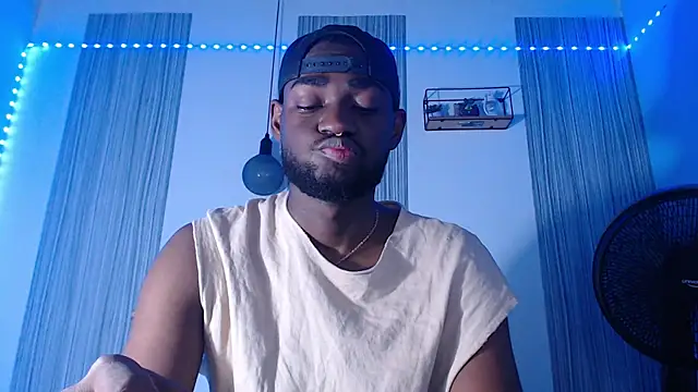 Snapshot of eebony_stallion chatting on February 21, 12:23 am eebony stallion online show from February 21, 12:23 am