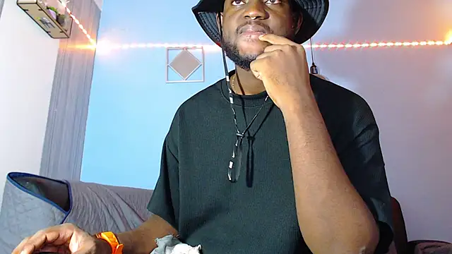 Snapshot of eebony_stallion chatting on March 3, 7:32 pm eebony stallion online show from March 3, 7:32 pm