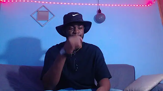 Snapshot of eebony_stallion chatting on June 12, 11:30 am eebony stallion online show from June 12, 11:30 am