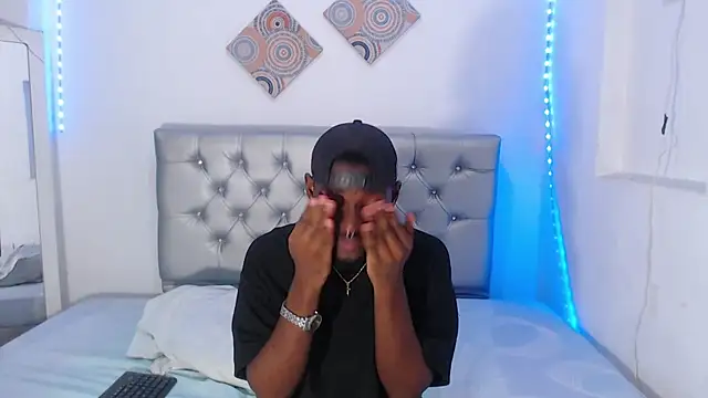 Snapshot of eebony_stallion chatting on November 26, 7:36 pm eebony stallion online show from November 26, 7:36 pm