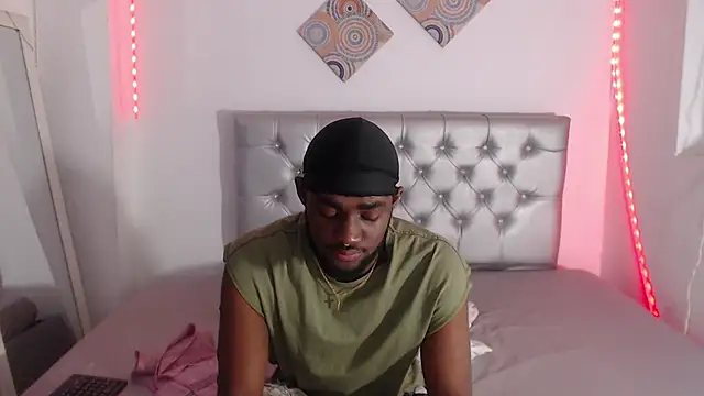 Snapshot of eebony_stallion chatting on December 17, 7:52 pm eebony stallion online show from December 17, 7:52 pm