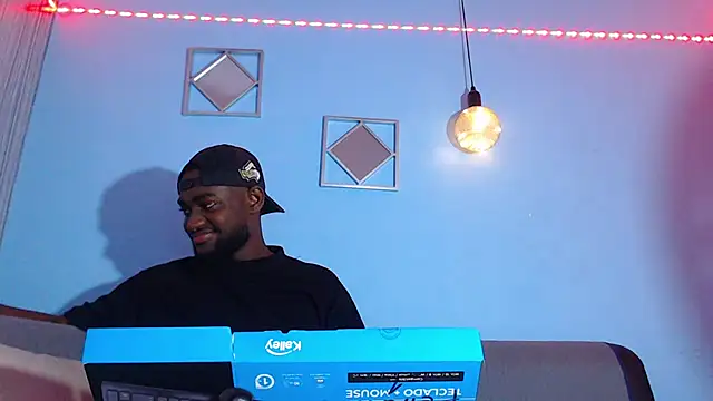 Snapshot of eebony_stallion chatting on February 25, 3:07 am eebony stallion online show from February 25, 3:07 am