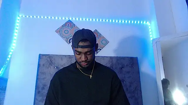 Snapshot of eebony_stallion chatting on May 17, 9:15 pm eebony stallion online show from May 17, 9:15 pm