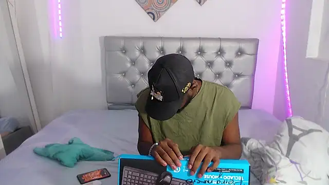 Snapshot of eebony_stallion chatting on December 19, 6:21 pm eebony stallion online show from December 19, 6:21 pm