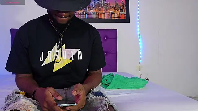 Snapshot of eebony_stallion chatting on April 28, 6:45 pm eebony stallion online show from April 28, 6:45 pm