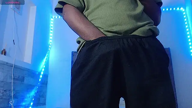 Snapshot of eebony_stallion chatting on June 21, 3:01 am eebony stallion online show from June 21, 3:01 am