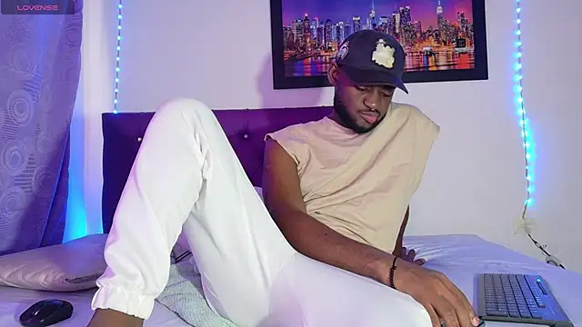 Snapshot of eebony_stallion chatting on April 23, 7:37 pm eebony stallion online show from April 23, 7:37 pm