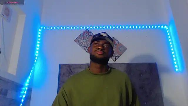 Snapshot of eebony_stallion chatting on June 17, 3:17 am eebony stallion online show from June 17, 3:17 am