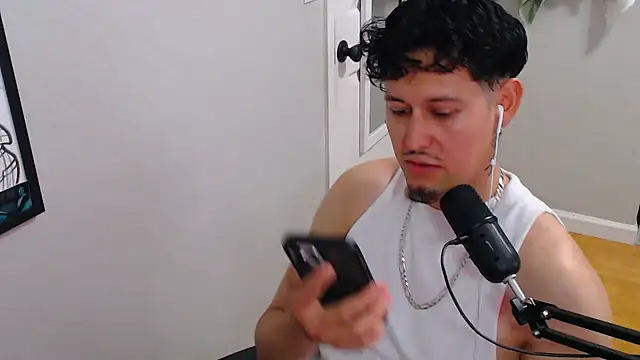 Snapshot of BProlific chatting on March 30, 8:54 pm BProlific online show from March 30, 8:54 pm