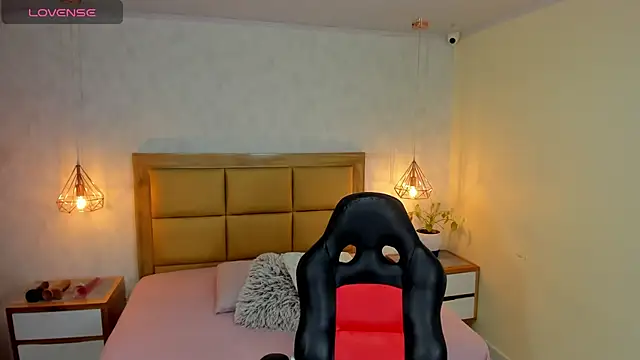 MELISSAROUGE online show from October 11, 12:50 pm