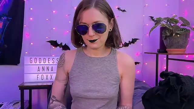 Snapshot of mistressannafoxx chatting on November 18, 10:13 pm mistressannafoxx online show from November 18, 10:13 pm