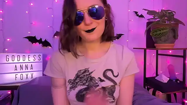 Snapshot of mistressannafoxx chatting on December 4, 9:47 pm mistressannafoxx online show from December 4, 9:47 pm