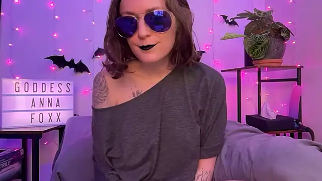 Snapshot of mistressannafoxx chatting on December 15, 10:26 pm mistressannafoxx online show from December 15, 10:26 pm