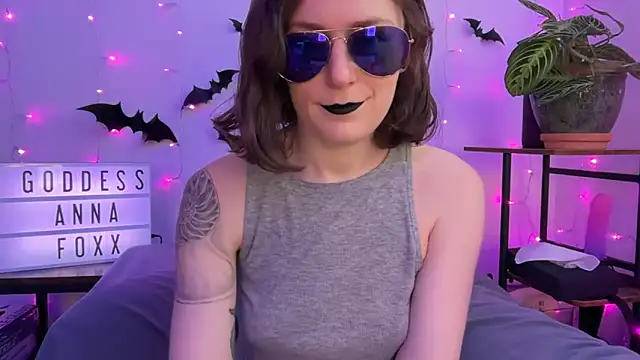 Snapshot of mistressannafoxx chatting on December 2, 10:11 pm mistressannafoxx online show from December 2, 10:11 pm