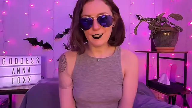 Snapshot of mistressannafoxx chatting on November 25, 11:05 pm mistressannafoxx online show from November 25, 11:05 pm