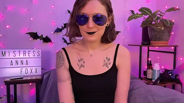 Snapshot of mistressannafoxx chatting on November 6, 9:52 pm mistressannafoxx online show from November 6, 9:52 pm