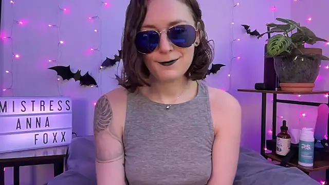 Snapshot of mistressannafoxx chatting on November 11, 6:25 pm mistressannafoxx online show from November 11, 6:25 pm