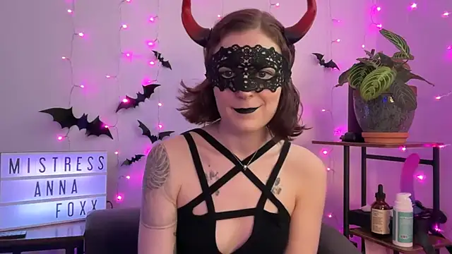 Snapshot of mistressannafoxx chatting on October 30, 9:11 pm mistressannafoxx online show from October 30, 9:11 pm