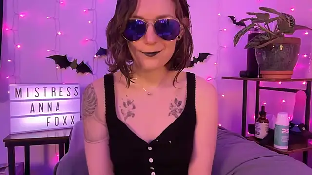 Snapshot of mistressannafoxx chatting on November 10, 6:35 pm mistressannafoxx online show from November 10, 6:35 pm