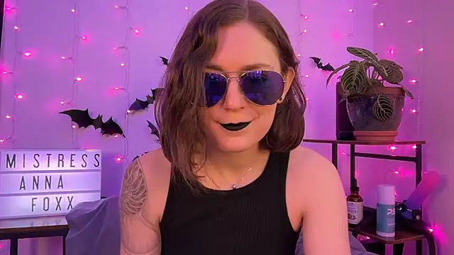 Snapshot of mistressannafoxx chatting on November 14, 10:13 pm mistressannafoxx online show from November 14, 10:13 pm