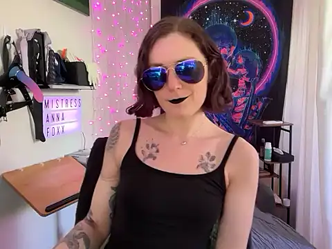 Snapshot of mistressannafoxx chatting on September 22, 8:37 pm mistressannafoxx online show from September 22, 8:37 pm