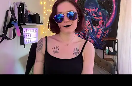 Snapshot of mistressannafoxx chatting on September 11, 12:10 am mistressannafoxx online show from September 11, 12:10 am