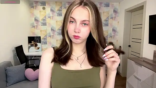 NylaNadler online show from February 26, 6:13 am