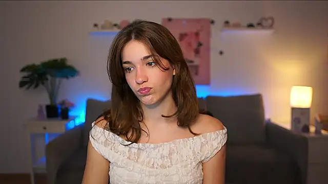 Snapshot of kissie_cat chatting on October 3, 1:23 pm kissie cat online show from October 3, 1:23 pm