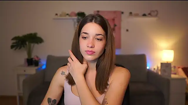 Snapshot of kissie_cat chatting on December 4, 2:05 pm kissie cat online show from December 4, 2:05 pm