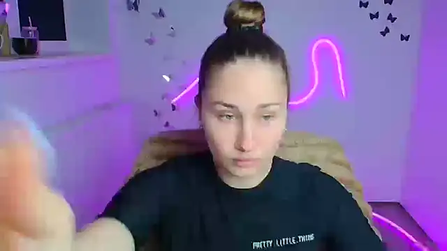 Snapshot of Stefanie_Sweet chatting on May 18, 5:45 am Stefanie Sweet online show from May 18, 5:45 am