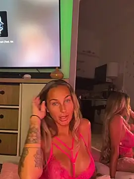 Rosieredxox online show from July 7, 8:45 pm